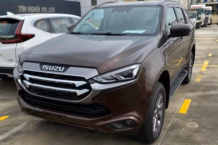 Về trang bị an toàn, Isuzu mu-X 2022 được trang bị các công nghệ như ABS, EBD, BA, hệ thống cân bằng điện tử, 6 túi khí, hệ thống kiểm soát lực kéo, hỗ trợ đổ đèo, hỗ trợ khởi hành ngang dốc, phanh khẩn cấp tự động, cảnh báo phương tiện cắt ngang khi lùi, cảnh báo va chạm trước, đèn pha tự động, hệ thống ngăn đạp nhầm chân ga, cảnh báo chệch làn đường...