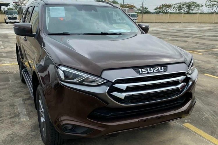 Tuy nhiên trước đó, một số tư vấn bán hàng đã tiết lộ giá xe Isuzu mu-X 2022 sẽ được bán với 4 phiên bản, gồm: B7 1.9 MT 4x2, B7 Plus 1.9 AT 4x2, Prestige 1.9 AT 4x2 và Premium 1.9 AT 4x4, lần lượt 870 triệu đồng, 945 triệu đồng, 1,075 tỷ đồng và 1,140 tỷ đồng.