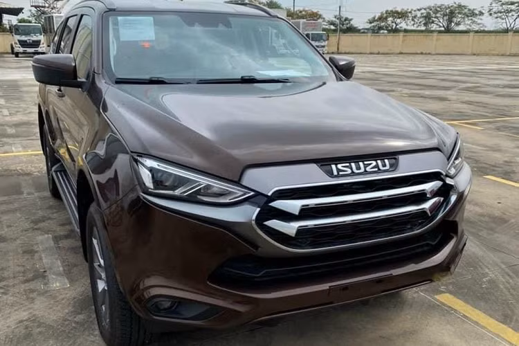 Tuy nhiên trước đó, một số tư vấn bán hàng đã tiết lộ giá xe Isuzu mu-X 2022 sẽ được bán với 4 phiên bản, gồm: B7 1.9 MT 4x2, B7 Plus 1.9 AT 4x2, Prestige 1.9 AT 4x2 và Premium 1.9 AT 4x4, lần lượt 870 triệu đồng, 945 triệu đồng, 1,075 tỷ đồng và 1,140 tỷ đồng.