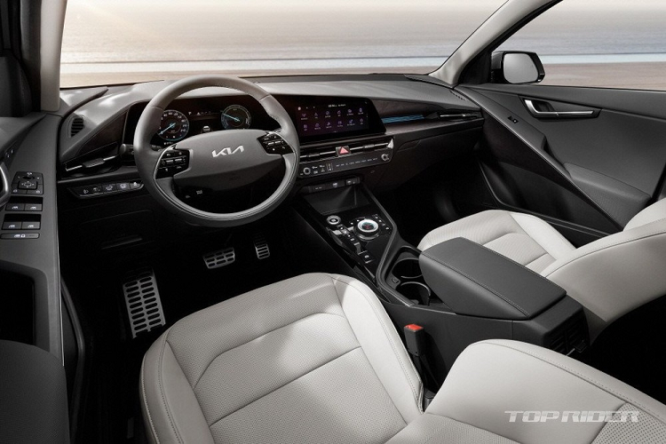 Điều này được thể hiện qua lưới tản nhiệt "mặt hổ" mới, kéo dài từ nắp ca-pô đến cản trước hầm hố. Dải đèn LED định vị ban ngày với thiết kế hình "nhịp tim" bổ sung sự độc đáo nhưng không kém phần hợp thời cho xe. Bên dưới cản trước còn có tấm ốp gầm khỏe khoắn.