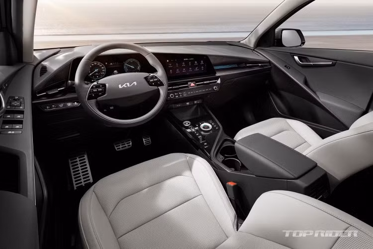 Điều này được thể hiện qua lưới tản nhiệt "mặt hổ" mới, kéo dài từ nắp ca-pô đến cản trước hầm hố. Dải đèn LED định vị ban ngày với thiết kế hình "nhịp tim" bổ sung sự độc đáo nhưng không kém phần hợp thời cho xe. Bên dưới cản trước còn có tấm ốp gầm khỏe khoắn.