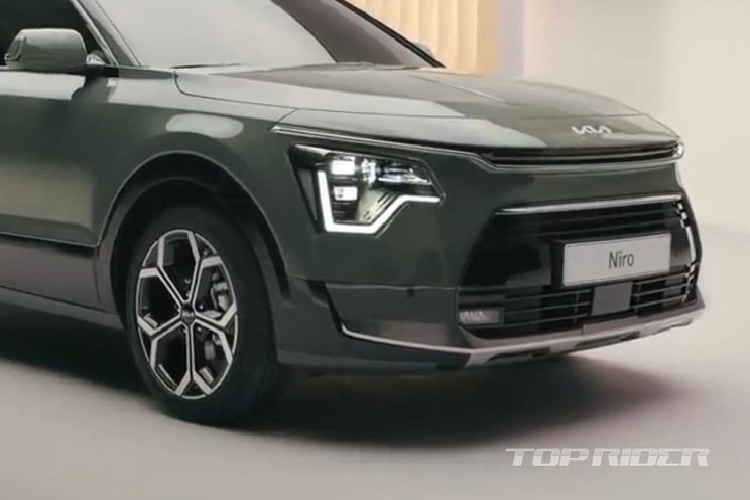 Trong khi đó, thiết kế sườn xe kết hợp những đường gân gọn gàng với cột C khí động lực học. Cột C này chẳng những được sơn màu tương phản với thân xe mà còn kết hợp hài hòa cùng đèn hậu LED hình boomerang phía sau. Chi tiết này góp một phần giúp Kia Niro 2022 có hệ số lực cản không khí chỉ 0,29 Cd và giảm lượng nhiên liệu tiêu thụ.