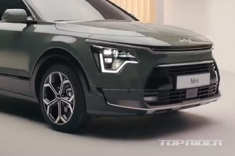 Trong khi đó, thiết kế sườn xe kết hợp những đường gân gọn gàng với cột C khí động lực học. Cột C này chẳng những được sơn màu tương phản với thân xe mà còn kết hợp hài hòa cùng đèn hậu LED hình boomerang phía sau. Chi tiết này góp một phần giúp Kia Niro 2022 có hệ số lực cản không khí chỉ 0,29 Cd và giảm lượng nhiên liệu tiêu thụ.