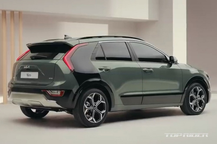 Theo hãng Kia, Niro Hybrid thế hệ mới chỉ tiêu thụ lượng xăng trung bình 20,8 km/lít (khoảng 4,8 lít/100 km) nếu dùng vành 16 inch. Con số tương ứng nếu xe dùng vành 18 inch là 19,1 km/lít (khoảng 5,2 lít/100 km). So với thế hệ cũ, mẫu xe này tiết kiệm xăng hơn đáng kể.