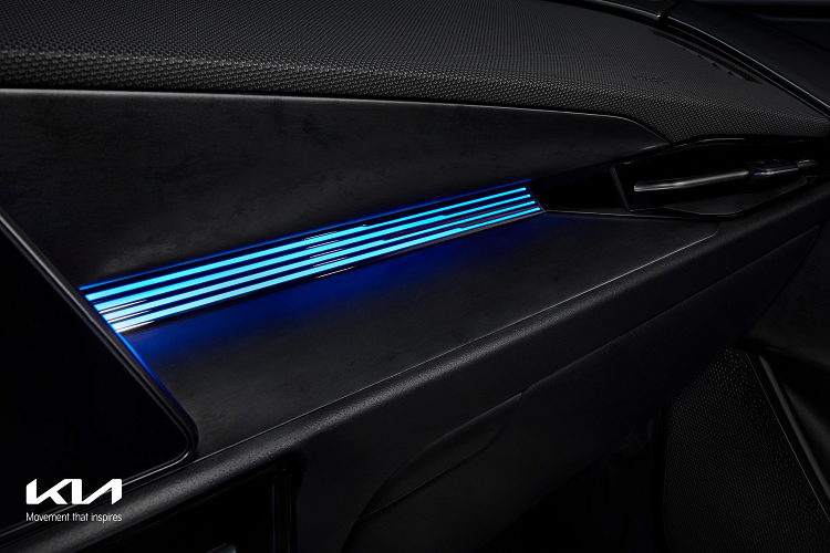 Tiếp đến là hệ thống đèn viền nội thất 74 màu, hệ thống điều hòa đi kèm màn hình riêng, núm xoay chuyển số, sạc điện thoại thông minh không dây, màn hình hiển thị thông tin kính lái HUD 10 inch, tính năng ra lệnh bằng giọng nói, camera hành trình tích hợp sẵn trên xe, tính năng khởi động máy từ xa và hệ thống lọc không khí. Đặc biệt, Kia Niro 2022 còn có túi khí trung tâm dành cho hàng ghế trước.