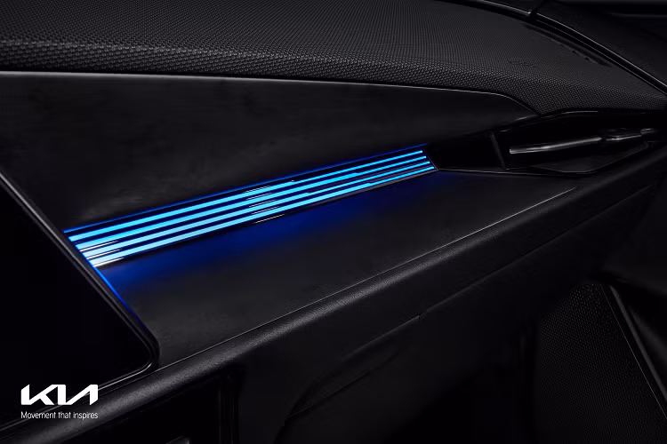 Tiếp đến là hệ thống đèn viền nội thất 74 màu, hệ thống điều hòa đi kèm màn hình riêng, núm xoay chuyển số, sạc điện thoại thông minh không dây, màn hình hiển thị thông tin kính lái HUD 10 inch, tính năng ra lệnh bằng giọng nói, camera hành trình tích hợp sẵn trên xe, tính năng khởi động máy từ xa và hệ thống lọc không khí. Đặc biệt, Kia Niro 2022 còn có túi khí trung tâm dành cho hàng ghế trước.