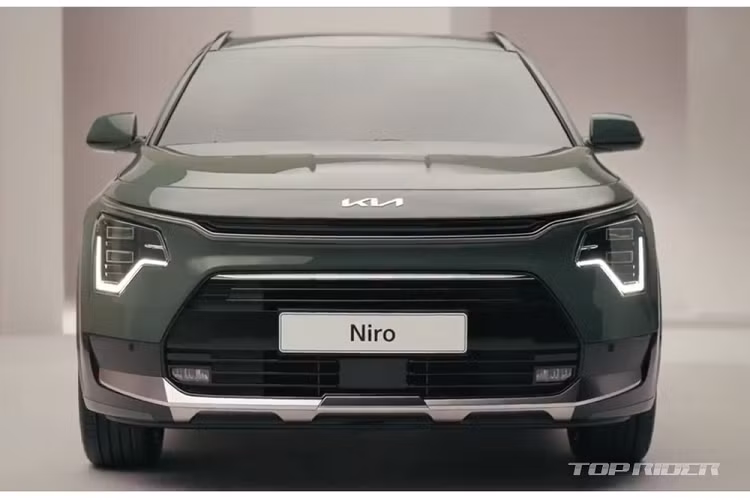 Chưa hết, khoang hành lý của xe còn tăng 15 lít lên 451 lít nếu ghế sau không gập xuống. Có được điều đó là nhờ cụm pin 12V của xe đã được tích hợp bên dưới hàng ghế sau. Chẳng những có kích thước lớn hơn, Kia Niro 2022 còn gây ấn tượng với thiết kế ngoại thất táo bạo nhờ ngôn ngữ Opposites United mới.