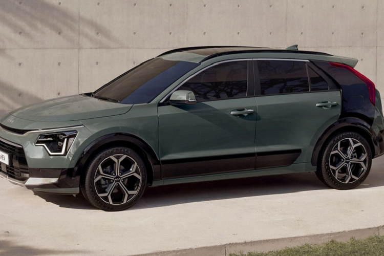 Trong khi đó, ghế sau của xe tính năng sưởi. "Trái tim" của Kia Niro 2022 là 3 loại hệ truyền động, bao gồm hybrid, plug-in hybrid và mô-tơ điện. Vì Niro Hybrid có mặt trên thị trường sớm nhất nên hãng Kia chỉ công bố thông tin về hệ truyền động này.