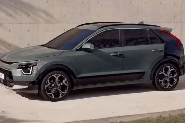 Trong khi đó, ghế sau của xe tính năng sưởi. "Trái tim" của Kia Niro 2022 là 3 loại hệ truyền động, bao gồm hybrid, plug-in hybrid và mô-tơ điện. Vì Niro Hybrid có mặt trên thị trường sớm nhất nên hãng Kia chỉ công bố thông tin về hệ truyền động này.