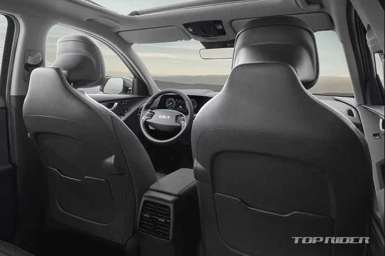 Đằng sau, Kia Niro 2022 có những chi tiết tương đồng với đầu xe như đèn phản quang hình nhịp tim và tấm ốp gầm rắn rỏi. Nếu như ngoại thất của Kia Niro 2022 toát lên vẻ trẻ trung và phá cách thì nội thất lại tạo cảm giác hiện đại, cao cấp. Mẫu SUV cỡ C này được trang bị màn hình cong, kết hợp giữa bảng đồng hồ kỹ thuật số và màn hình thông tin giải trí đều có kích thước 10,25 inch.