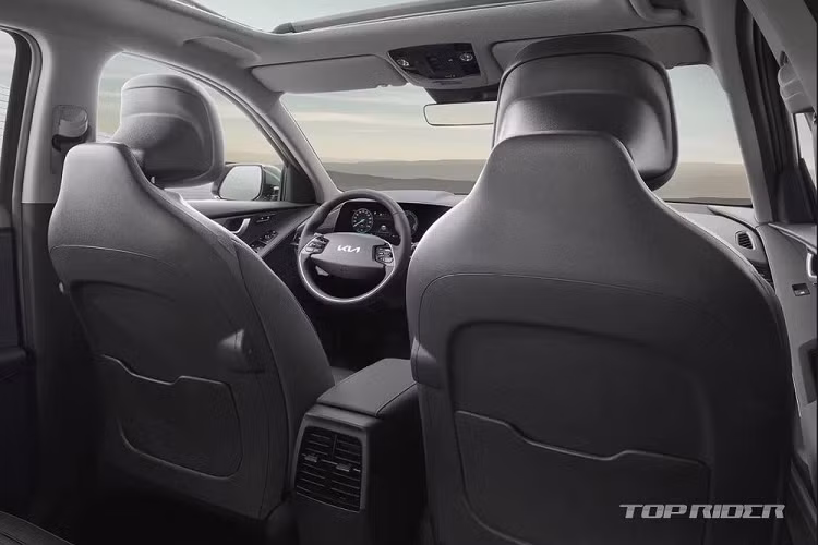 Đằng sau, Kia Niro 2022 có những chi tiết tương đồng với đầu xe như đèn phản quang hình nhịp tim và tấm ốp gầm rắn rỏi. Nếu như ngoại thất của Kia Niro 2022 toát lên vẻ trẻ trung và phá cách thì nội thất lại tạo cảm giác hiện đại, cao cấp. Mẫu SUV cỡ C này được trang bị màn hình cong, kết hợp giữa bảng đồng hồ kỹ thuật số và màn hình thông tin giải trí đều có kích thước 10,25 inch.