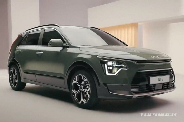 Theo đó, Kia Niro Hybrid 2022 được trang bị hệ truyền động hybrid, bao gồm máy xăng 4 xi-lanh, tăng áp, dung tích 1.6L, mô-tơ điện 32 kW (44 mã lực), hộp số tự động ly hợp kép 6 cấp và cụm pin 1,56 kWh. Hệ truyền động này tạo ra công suất tổng cộng 139 mã lực và mô-men xoắn cực đại 265 Nm như cũ.