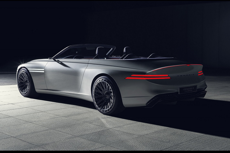 Genesis đã tạo ra một khoang nội thất cực kỳ ấn tượng, phù hợp với thiết kế ngoại thất của mẫu xe thể thao. Xe còn được trang trí kết hợp một bảng điều khiển bao quanh và được trang trí bằng hỗn hợp vải len và da có thể tái chế, chủ yếu được hoàn thiện bằng vật lieeuk tối màu có tên là Giwa Navy kết hợp với một số điểm nhấn màu da cam Dancheong.