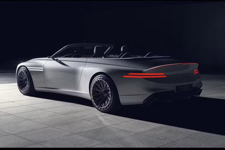 Genesis đã tạo ra một khoang nội thất cực kỳ ấn tượng, phù hợp với thiết kế ngoại thất của mẫu xe thể thao. Xe còn được trang trí kết hợp một bảng điều khiển bao quanh và được trang trí bằng hỗn hợp vải len và da có thể tái chế, chủ yếu được hoàn thiện bằng vật lieeuk tối màu có tên là Giwa Navy kết hợp với một số điểm nhấn màu da cam Dancheong.