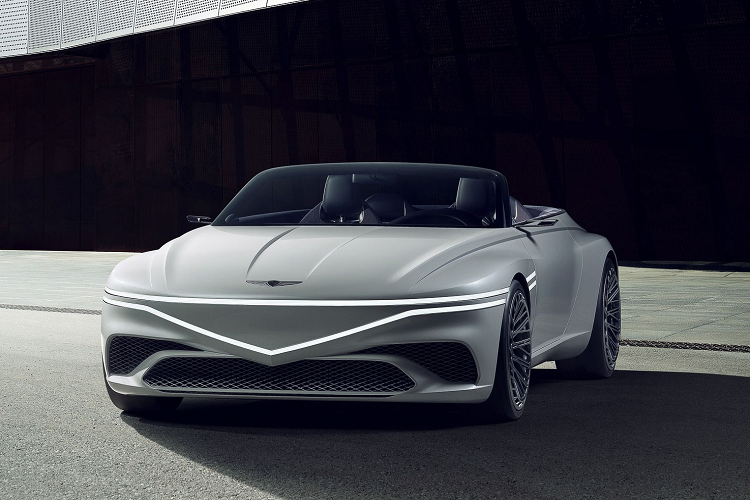 Hình dáng của mẫu Concept còn bắt mắt hơn với những đường nét gấp sắc nét phía trên bánh trước và bánh sau, cũng như đường rõ rệt kéo dài từ phía trước mui xe cho đến cánh gió trên mui xe. Genesis gọi đây là “Đường Parabolic”, tạo vẻ thuôn dài cho thiết kế thân xe cũng như tăng thêm tính khí động học cho chiếc xe thể thao Concept đến từ Hàn Quốc.