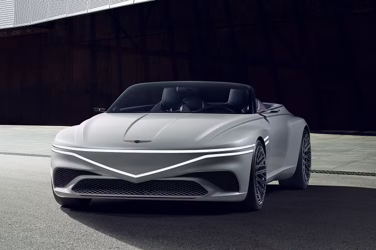 Hình dáng của mẫu Concept còn bắt mắt hơn với những đường nét gấp sắc nét phía trên bánh trước và bánh sau, cũng như đường rõ rệt kéo dài từ phía trước mui xe cho đến cánh gió trên mui xe. Genesis gọi đây là “Đường Parabolic”, tạo vẻ thuôn dài cho thiết kế thân xe cũng như tăng thêm tính khí động học cho chiếc xe thể thao Concept đến từ Hàn Quốc.