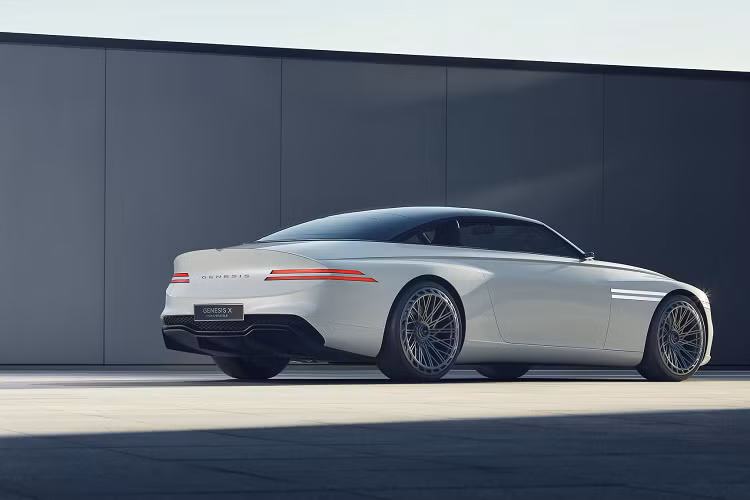 Nó chia sẻ cả kiến trúc và hệ thống truyền động điện với X Concept từ năm 2021 và X Speedium Coupe concept năm 2022, đồng thời có thiết kế tương tự với hai mẫu xe đó. Mẫu Genesis X Convertible Concept mui trần ngay lập tức gây ấn tượng nhờ phần đầu xe rất dài.
