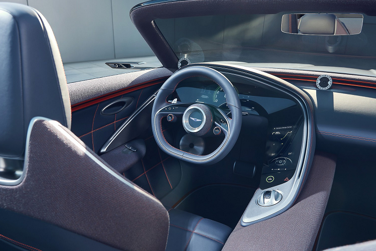 Ở phần cản sau, chiếc xe được trang bị bộ đèn hậu hình tứ giác nằm ngang. Cánh lướt gió trên nắp ca-pô nói trên cũng gây chú ý nhờ một đèn LED mỏng hoàn chỉnh với vết lõm hình chữ V. Mẫu concept này cũng có mui cứng gấp với mái trong suốt phía trên người ngồi phía trước. Hoàn thiện thiết kế bên ngoài là bộ mâm xe có hoa văn G-Matrix phức tạp và thiết kế lõm.