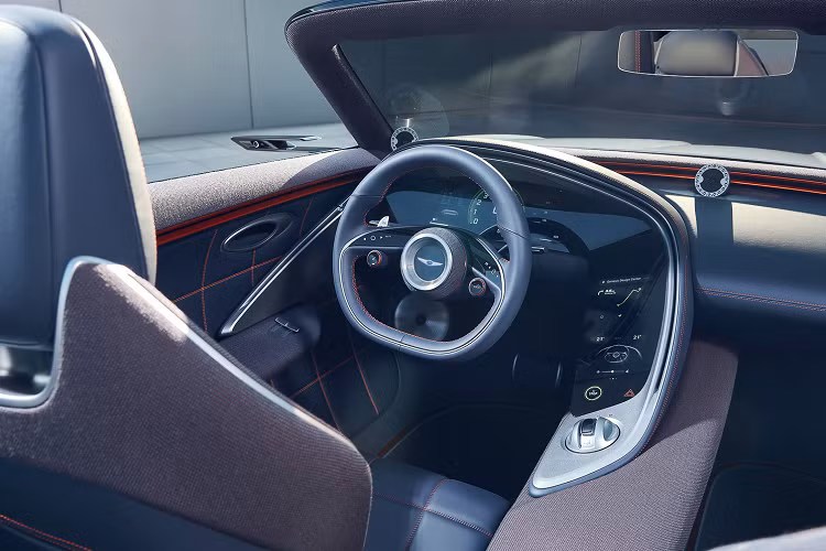 Ở phần cản sau, chiếc xe được trang bị bộ đèn hậu hình tứ giác nằm ngang. Cánh lướt gió trên nắp ca-pô nói trên cũng gây chú ý nhờ một đèn LED mỏng hoàn chỉnh với vết lõm hình chữ V. Mẫu concept này cũng có mui cứng gấp với mái trong suốt phía trên người ngồi phía trước. Hoàn thiện thiết kế bên ngoài là bộ mâm xe có hoa văn G-Matrix phức tạp và thiết kế lõm.