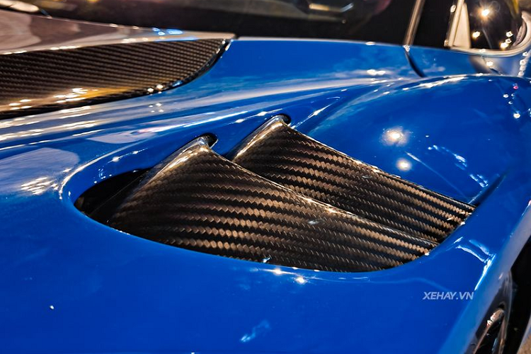 Chiếc McLaren 765LT tại Việt Nam này còn có tuỳ chọn nắp ca-pô bằng sợi carbon siêu nhẹ, kèm theo logo "McLaren" từ MSO. Ở hốc bánh trước cũng có sự xuất hiện của các khe thoát khí làm từ sợi carbon, cánh gió sau cũng được làm bằng sợi carbon.