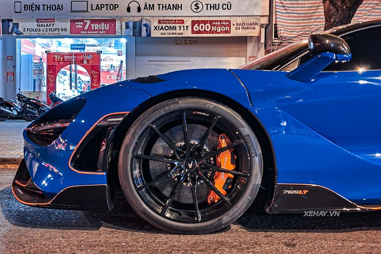 Là phiên bản hiệu năng cao được phát triển dựa trên 720S, McLaren 765LT sở hữu ngoại hình dữ dằn với cản trước có các khe hút gió phía trước mở rộng triệt để, đóng vai trò như một cánh chia gió ở phần đầu xe.