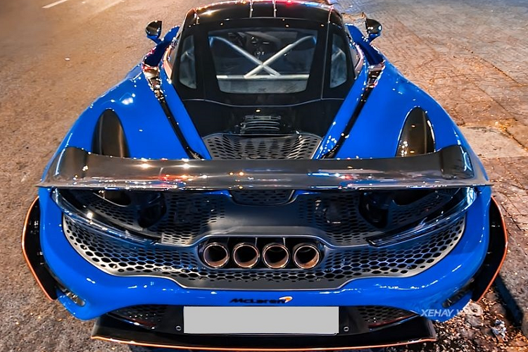 Chiếc 765LT trong bài được trang bị bộ mâm đa chấu hợp kim siêu nhẹ kích thước 19 inch bánh trước và 20 inch bánh sau, đi kèm lốp Pirelli P Zero Trofeo R và cùm phanh sơn màu cam McLaren Orange.