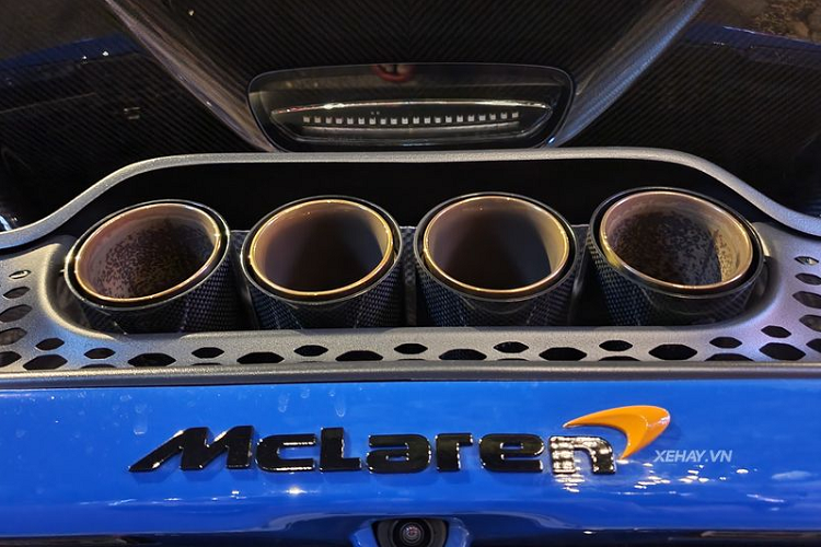 Đuôi xe được làm mới với cánh gió dài hơn 9 mm và có tác dụng gia tăng 25% lực ép so với người anh em McLaren 720S. Đi kèm với đó là các khe thoát khí và bộ khuếch tán mới khả năng làm mát của 765LT cũng được cải thiện đáng kể bởi toàn bộ phần che khoang động cơ đều có dạng tổ ong.