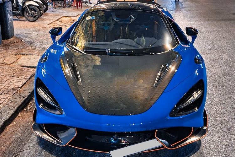 Sức mạnh của McLaren 765LT màu Paris Blue độc nhất tại Việt Nam đến từ khối động cơ tăng áp kép V8 4.0L sản sinh công suất 765 mã lực và mô-men xoắn cực đại 799 Nm, giúp xe tăng tốc từ 0 - 100 km/h chỉ trong 2,8 giây, trước khi cán tốc độ tối đa 330 km/h.