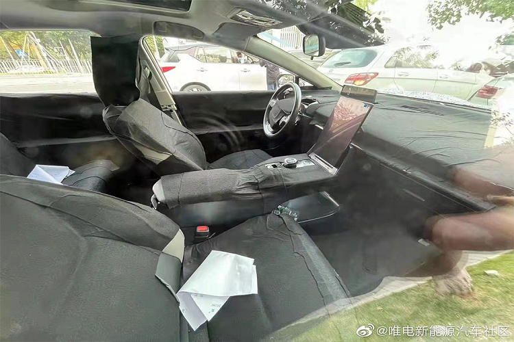 Trên đầu xe, Toyota bZ5 được trang bị cụm đèn pha với 4 bóng LED vuông vắn, tích hợp dải đèn LED định vị ban ngày hình chữ "L". Dải đèn LED định vị ban ngày nối liền với nhau và nằm vắt ngang đầu xe. Vì là ôtô điện nên mẫu sedan này dự kiến sẽ không có lưới tản nhiệt. Thay vào đó, xe chỉ có hốc gió trung tâm hình thang ngược. Tương tự đầu xe, thiết kế bên sườn bZ5 nhiều khả năng cũng giống với bZ SDN. Xe cũng có tay nắm cửa nằm chìm vào thân xe và bộ vành hợp kim 5 chấu kép. Bộ vành này có đường kính 18 inch, đi với lốp 225/50 R18.