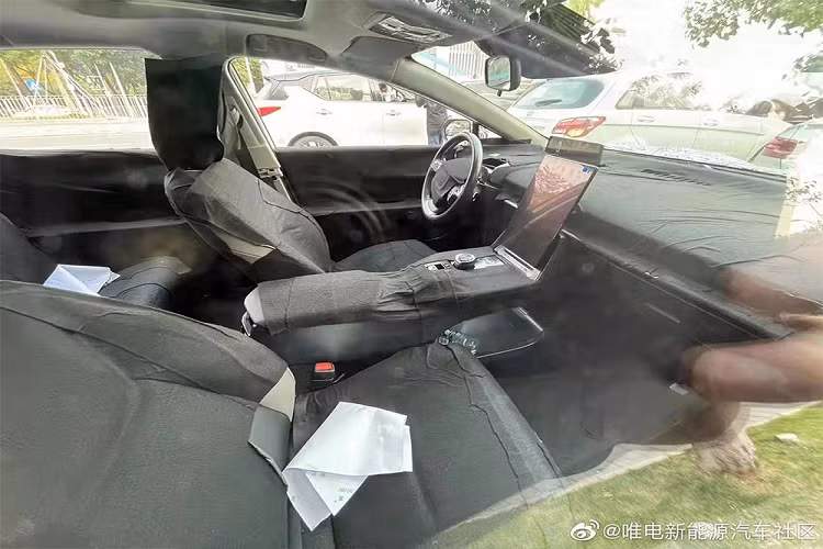 Trên đầu xe, Toyota bZ5 được trang bị cụm đèn pha với 4 bóng LED vuông vắn, tích hợp dải đèn LED định vị ban ngày hình chữ "L". Dải đèn LED định vị ban ngày nối liền với nhau và nằm vắt ngang đầu xe. Vì là ôtô điện nên mẫu sedan này dự kiến sẽ không có lưới tản nhiệt. Thay vào đó, xe chỉ có hốc gió trung tâm hình thang ngược. Tương tự đầu xe, thiết kế bên sườn bZ5 nhiều khả năng cũng giống với bZ SDN. Xe cũng có tay nắm cửa nằm chìm vào thân xe và bộ vành hợp kim 5 chấu kép. Bộ vành này có đường kính 18 inch, đi với lốp 225/50 R18.