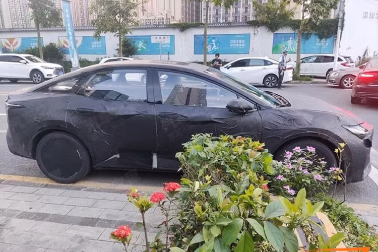 Theo đó, xe sở hữu chiều dài 4.725 mm, chiều rộng 1.835 mm, chiều cao 1.475 mm, chiều dài cơ sở 2.880 mm và trọng lượng 2.215 kg. Như vậy, bZ5 có kích thước ngang ngửa Toyota Camry và sẽ thuộc phân khúc sedan cỡ trung. Bên ngoài, Toyota bZ5 2023 chạy điện sở hữu thiết kế ngoại thất tương tự mẫu xe concept mang tên bZ SDN. Đây là mẫu xe concept đã được hãng Toyota hé lộ vào cuối năm ngoái.