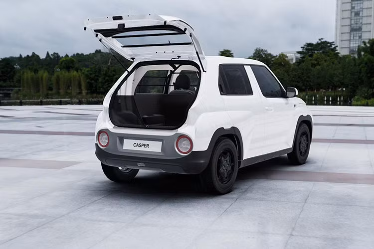 Được gọi bằng cái tên đơn giản là Van hai chỗ ngồi, phiên bản của mẫu xe SUV cỡ A này ra đời nhằm phục vụ những khách hàng có nhu cầu chở hàng thường xuyên. Điểm nhấn của Hyundai Casper Van 2022 mới nằm ở nội thất với hàng ghế thứ hai bị tháo bỏ.