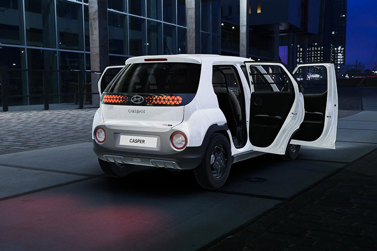 Nếu chi thêm tiền, khách hàng có thể trang bị động cơ xăng 3 xi-lanh, tăng áp, dung tích 1.0L cho Hyundai Casper Van 2022. Động cơ này sản sinh công suất tối đa 100 mã lực và mô-men xoắn cực đại 172 Nm đồng thời tiêu thụ lượng xăng trung bình 12,8 km/lít (7,8 lít/100 km).