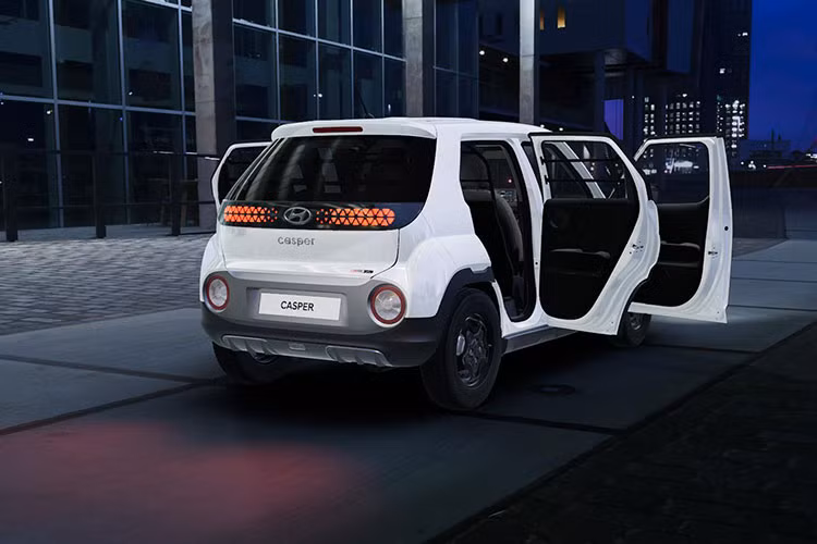 Nếu chi thêm tiền, khách hàng có thể trang bị động cơ xăng 3 xi-lanh, tăng áp, dung tích 1.0L cho Hyundai Casper Van 2022. Động cơ này sản sinh công suất tối đa 100 mã lực và mô-men xoắn cực đại 172 Nm đồng thời tiêu thụ lượng xăng trung bình 12,8 km/lít (7,8 lít/100 km).