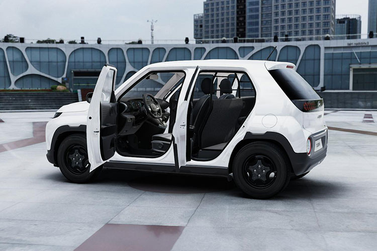 Bên cạnh đó, nội thất xe cũng có những trang bị như cảm biến đỗ xe phía sau, bảng đồng hồ kỹ thuật số đi kèm màn hình 4,2 inch, hệ thống đa phương tiện cơ bản với cổng USB, kết nối Bluetooth và 2 loa.