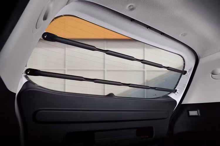 Trong khi đó, thiết kế ngoại thất của Hyundai Casper Van 2022 nhìn chung không khác gì bản thường. Xe cũng có lưới tản nhiệt hình học, đèn báo rẽ nằm bên trên đèn pha và đèn pha nằm trong hốc hình tròn, được bao quanh bằng dải đèn LED định vị ban ngày.