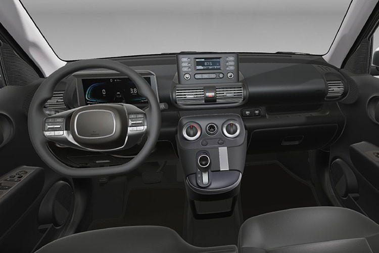 Ghế bọc da, có tính năng sưởi/thông hơi, sưởi vô lăng, gương chiếu hậu chống chói, cản trước giống Hyundai Casper Active và baga nóc Thule bằng kim loại là trang bị tùy chọn của xe.