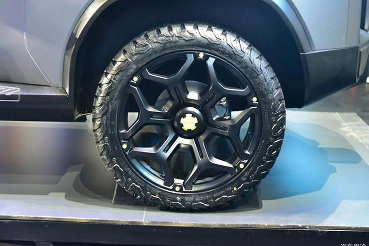 Thiết lập hệ truyền động này cho phép chiếc xe di chuyển tối đa 1.000 km mỗi lần đầy bình cùng mức tiêu thụ nhiên liệu chỉ 1.0L/100km đường hỗn hợp. Bản concept cũng được trang bị hệ thống treo thích ứng, hệ dẫn động 4 bánh cùng khóa vi sai.