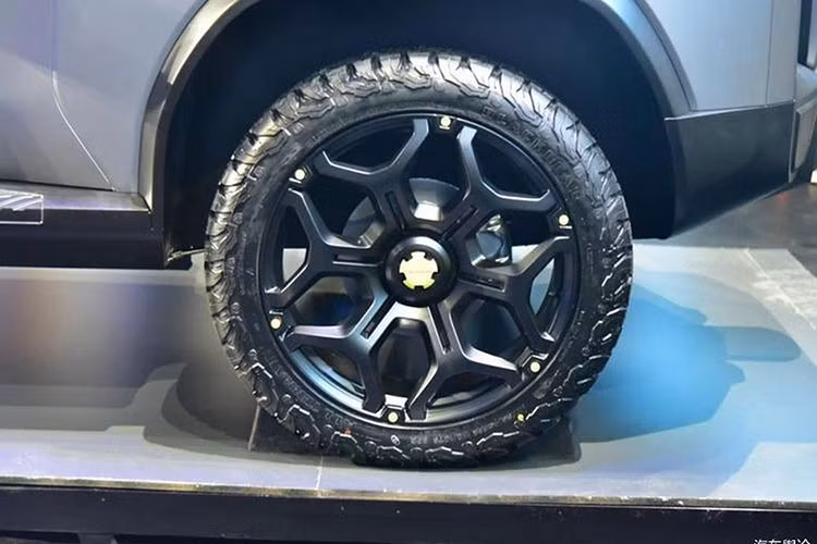 Thiết lập hệ truyền động này cho phép chiếc xe di chuyển tối đa 1.000 km mỗi lần đầy bình cùng mức tiêu thụ nhiên liệu chỉ 1.0L/100km đường hỗn hợp. Bản concept cũng được trang bị hệ thống treo thích ứng, hệ dẫn động 4 bánh cùng khóa vi sai.