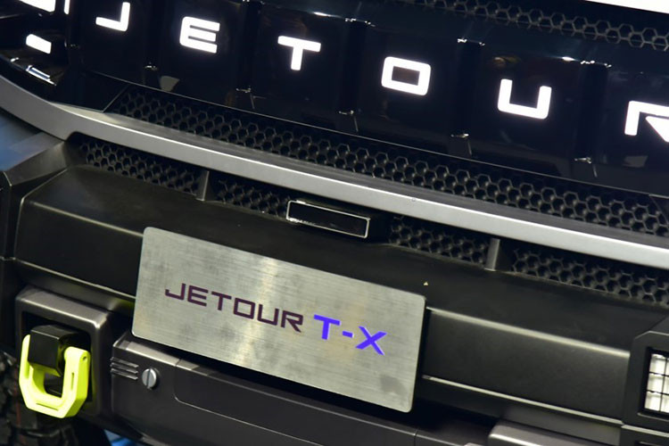 Toàn bộ phần cửa kính Jetour X-T đều được hoàn thiện bằng màu đen, do đó có thể dự đoán đây là nguyên mẫu được tạo ra cho mục đích trưng bày và không có nội thất cũng như hệ truyền động.