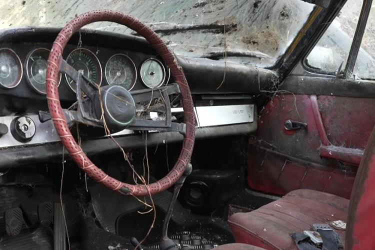 Chủ xe nói rằng chiếc xe này đã được nâng cấp bảng đồng hồ và động cơ ở thời điểm vài năm sau khi mua mới. Những chiếc xe này vốn được trang bị động cơ 4 xi-lanh phẳng, dung tích 1.6 lít, nhưng chiếc 912 ở đây lại có động cơ dung tích 1.7 lít lớn hơn một chút. Dù sao đi nữa, nó vẫn là một chiếc xe cổ thú vị, có thể đưa đi phục chế trở về cấu hình nguyên bản với một chút nghiên cứu.