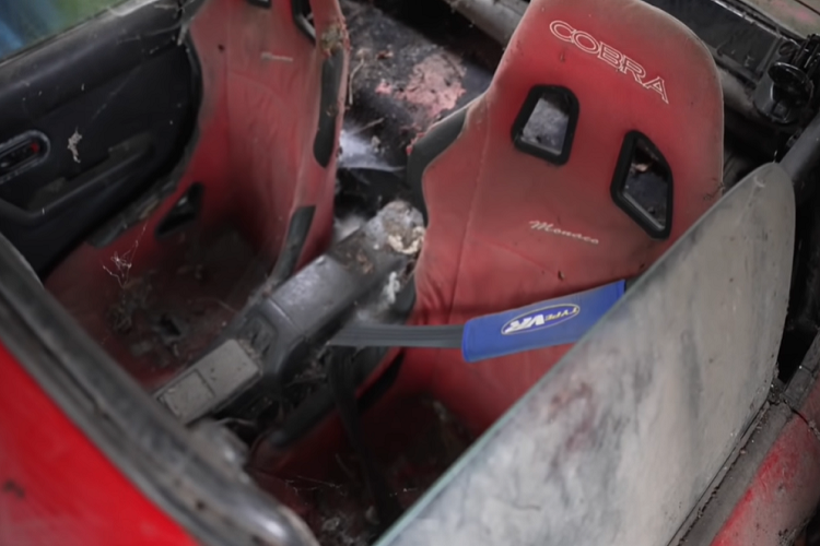 Nhưng một điểm đề cập khác đó là chiếc 912 không phải là chiếc Porsche duy nhất đang chịu cảnh bỏ hoang ở khu vườn này. Chủ xe còn có một chiếc 911 đời 1966 mang màu đỏ trông vẫn đẹp, và cũng được nâng cấp tại một thời điểm nào đó.