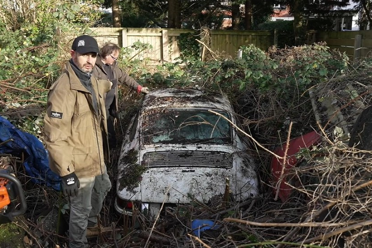 Tìm thấy một chiếc xe cổ điển, quý hiếm bị bỏ hoang đã không còn là chuyện lạ. Thực tế, chuyện này đã trở thành một dạng nghề nghiệp, hay nội dung để làm video đối với vô số kênh YouTube. Tuy nhiên ở video dưới đây, ta sẽ thấy một trường hợp khác biệt khi chiếc P orsche 912 1965 quý hiếm được thấy tìm không phải trong một nhà kho bỏ hoang.