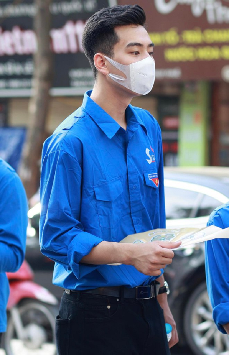 'Hot boy tinh nguyen' 1m87 chiem song tai ky thi lop 10: 'Bo khau trang ra trong minh khac lam'