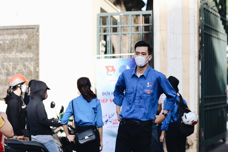 'Hot boy tinh nguyen' 1m87 chiem song tai ky thi lop 10: 'Bo khau trang ra trong minh khac lam'-Hinh-3