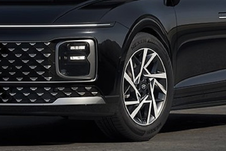 Bên dưới hốc gió trung tâm còn có thêm nẹp mạ crôm khiến phần đầu xe như rộng hơn.Bên sườn, Hyundai Grandeur Taxi 2023 cũng có bộ vành đa chấu, sơn 2 màu, tay nắm cửa nằm chìm vào thân xe và viền cửa sổ mạ crôm. Đằng sau xe xuất hiện đèn hậu và đèn phản quang đều vắt ngang đuôi xe như Hyundai Grandeur 2023 bản thường.