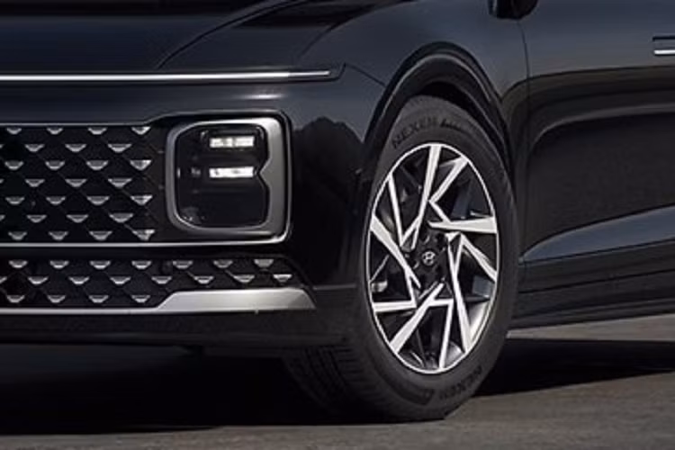 Bên dưới hốc gió trung tâm còn có thêm nẹp mạ crôm khiến phần đầu xe như rộng hơn.Bên sườn, Hyundai Grandeur Taxi 2023 cũng có bộ vành đa chấu, sơn 2 màu, tay nắm cửa nằm chìm vào thân xe và viền cửa sổ mạ crôm. Đằng sau xe xuất hiện đèn hậu và đèn phản quang đều vắt ngang đuôi xe như Hyundai Grandeur 2023 bản thường.