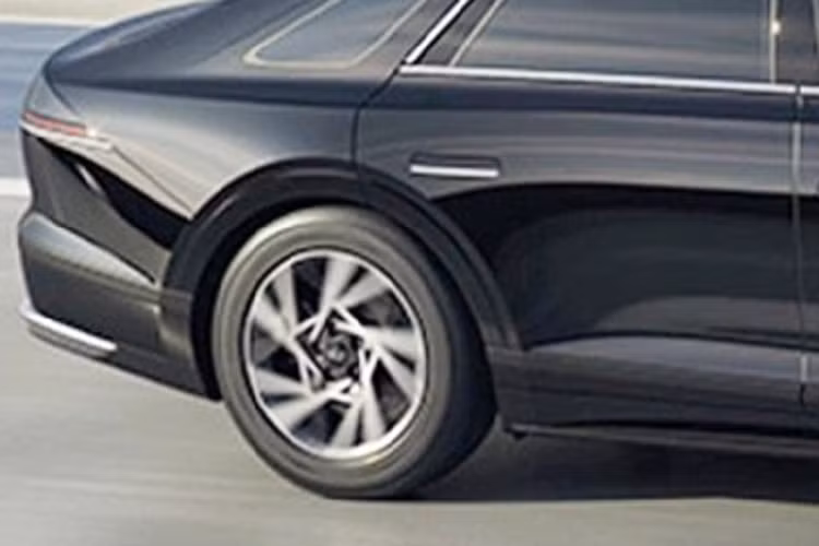 Theo hãng Hyundai, Grandeur Taxi 2023 sở hữu những trang bị đáng chú ý như đèn pha/đèn hậu LED, vành hợp kim 18 inch và cốp sau có thể tích 320 lít, nhỏ hơn 160 lít so với bản thường. Nguyên nhân là do mẫu xe này dùng động cơ chạy bằng khí ga hóa lỏng (LPG) nên trong cốp sau có thêm bình chứa 71 lít. Bên trong Hyundai Grandeur Taxi 2023 là không gian nội thất tươm tất không kém gì các phiên bản còn lại.