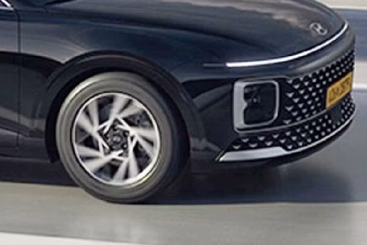 Trong khi đó, màn hình cảm ứng 10,25 inch để chỉnh điều hòa là trang bị tùy chọn của xe. Chưa dừng ở đó, Hyundai Grandeur Taxi 2023 còn có những trang bị an toàn tiêu chuẩn như hệ thống kiểm soát hành trình dựa trên định vị, hệ thống hỗ trợ lái xe trên cao tốc, phanh tự động sau va chạm, hỗ trợ giữ làn đường, hỗ trợ giới hạn tốc độ thông minh, cảnh báo va chạm khi mở cửa, cảnh báo điểm mù và hỗ trợ đèn pha.