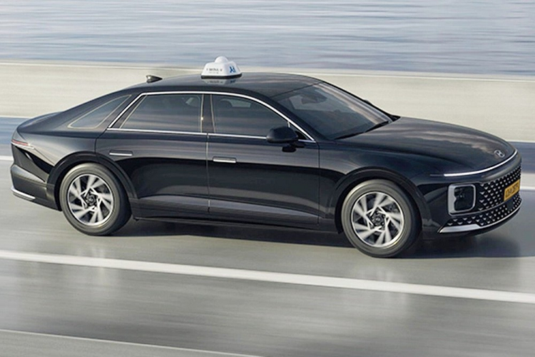 "Trái tim" của Hyundai Grandeur Taxi 2023 là động cơ LPi với dung tích 3.5L, sản sinh công suất tối đa 240 mã lực tại tua máy 6.000 vòng/phút và mô-men xoắn cực đại 314 Nm tại tua máy 4.500 vòng/phút. Động cơ kết hợp với hộp số tự động 8 cấp và hệ dẫn động cầu trước. Tại thị trường Hàn Quốc, giá xe Hyundai Grandeur Taxi 2023 bán ra từ 35,8 triệu Won (khoảng 663 triệu đồng).